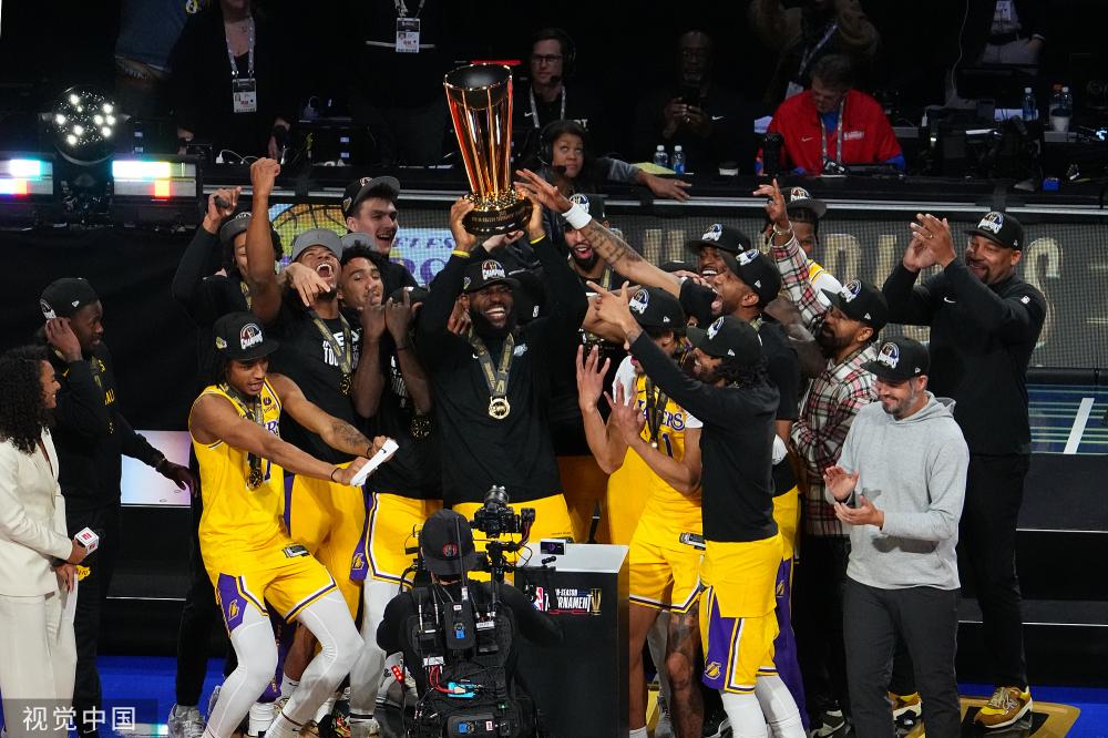 两队激烈对 两队激烈对